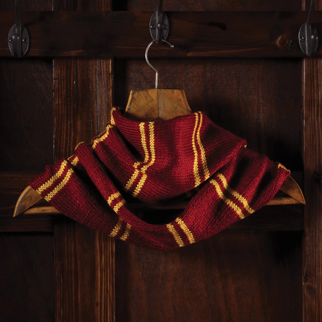 Harry Potter: Gryffindor House Cowl: Knit Kit: Hero Collector (Craft Kits) 4 Harry Potter: Gryffindor House Cowl: Knit Kit: Hero Collector (Craft Kits) - Image 2