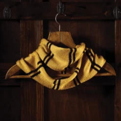 Harry Potter: Hufflepuff House Cowl: Knit Kit: Hero Collector (Craft Kits)