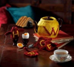 Weasley Tea & Egg Cosy: Harry Potter Knit Kit (Craft Kits)