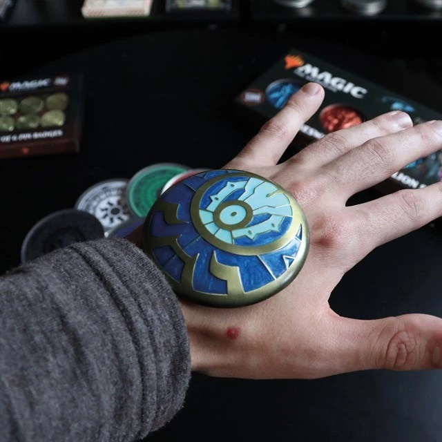 Glow In The Dark Arcane Signet Magic The Gathering Bottle Opener (Homeware) 5 Glow In The Dark Arcane Signet Magic The Gathering Bottle Opener (Homeware) - Image 3